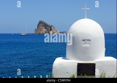 Un grand yacht voile entre Panarea et les îlots de Dattio et Isola Lisca Bianca Banque D'Images