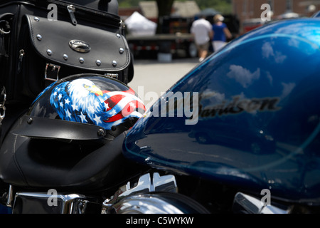 American Eagle casque peint sur le siège d'une moto Harley Davidson Nashville Tennessee usa Banque D'Images