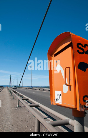 Téléphone SOS situé sur l'Erskine Bridge près de Glasgow. Banque D'Images