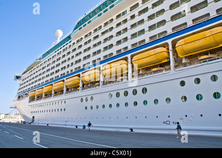 La Royal Carribean Cruise ship Voyager of the Seas amarré à Ravenne en Italie Banque D'Images