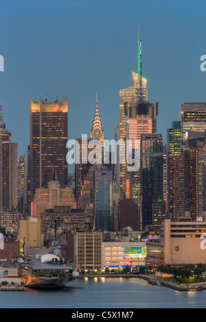 Le Chrysler Building, Bank of America Tower, et autres bâtiments près de la 42e rue au cours de crépuscule du soir vu de New Jersey. Banque D'Images