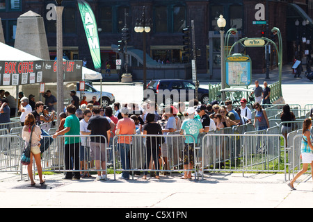 Les gens qui attendent en ligne pour acheter des billets de 2011 Lollapalooza à Chicago, Illinois Banque D'Images