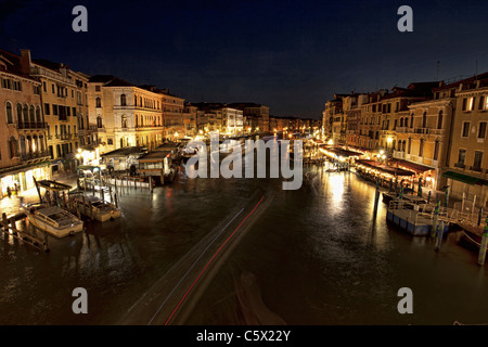 Le magnifique Grand Canal de Venise de nuit avec de l'eau, les taxis, les vaporettos, gondoles et bateaux amarrés devant les hôtels. Banque D'Images