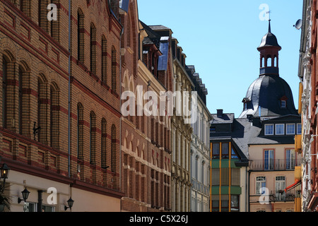 Dans Reihenhaeuser Goerresstrasse von der Rheinland-Pfalz, Koblenz, dahinter der Turm vom Pfarrhaus der Liebfrauenkirche Banque D'Images