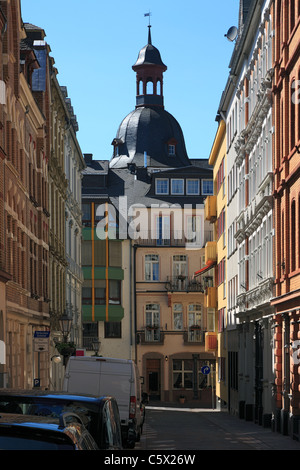 Dans Reihenhaeuser Goerresstrasse von der Rheinland-Pfalz, Koblenz, dahinter der Turm vom Pfarrhaus der Liebfrauenkirche Banque D'Images