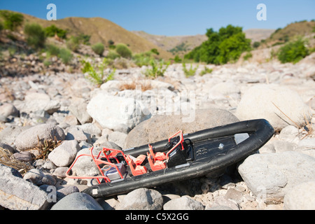 Un bateau jouet d'enfant dans le lit d'une rivière asséchée au-dessus de Skala Eresou sur Lesbos , la Grèce. Banque D'Images