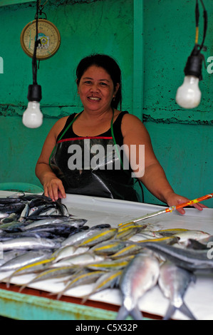 Les ventes de poissons Filipina Lady Décrochage Cebu City aux Philippines Banque D'Images