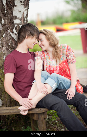 Allemagne, Bavière, Ammersee, jeune couple sur banc, outdoors, portrait Banque D'Images