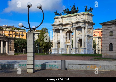 L'arc de la paix et de la lampe de rue, Milan, Italie Banque D'Images