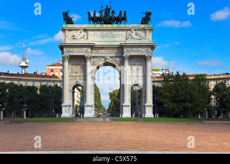 Vue avant de l'arche de la paix dans le parc Sempione Banque D'Images