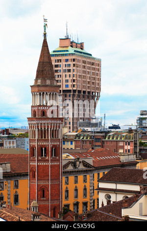 Vue depuis le toit de la cathédrale du Duomo, Milan, Italie. Banque D'Images