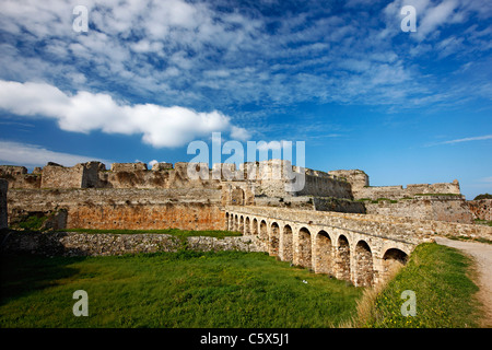 Le pont de pierre qui enjambe le fossé et conduit à la forteresse vénitienne de Methoni, Messénie, Péloponnèse, Grèce Banque D'Images