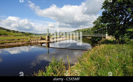 Réflexions d'été dans la rivière Swale, Reeth, Yorkshire, Angleterre Banque D'Images