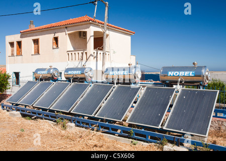 Les panneaux de chauffage solaire de l'eau dans la région de Sigri, sur Lesbos, Grèce. Banque D'Images