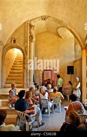 Concert de musique classique dans l'ancien hôtel particulier de Venise ('Casa dei Mezzo') d'Etia village, Ziros Plateau, Lassithi, Crète, Grèce Banque D'Images