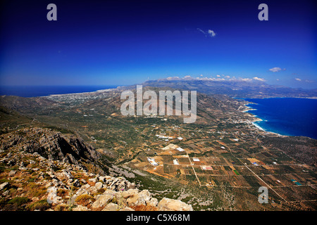 Point le plus étroit de la Crète, à 12 km (en ligne droite), d'Ierapetra à gauche (sud) à Pacheia Ammos à droite). Banque D'Images