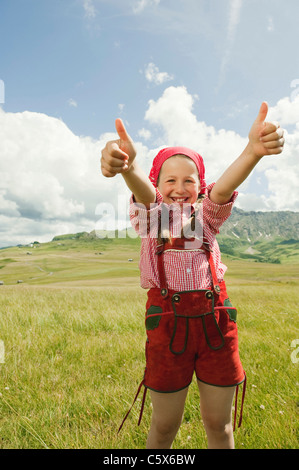 Allemagne, Berlin, Girl (8-9) in giving Thumbs up, smiling, portrait Banque D'Images