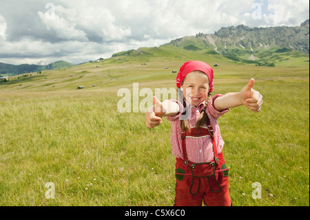 Allemagne, Berlin, Girl (8-9) in giving Thumbs up, smiling, portrait Banque D'Images