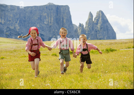 Allemagne, Berlin, trois enfants (4-5), (6-7), (8-9) s'exécutant dans le champ Banque D'Images