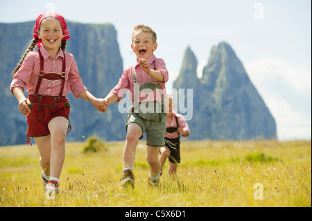 Allemagne, Berlin, trois enfants (4-5), (6-7), (8-9) s'exécutant dans le champ Banque D'Images