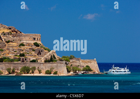 L'île de Spinalonga et son château, ancienne léproserie, dans la baie de Mirabello, préfecture de Lassithi, Crète, Grèce Banque D'Images