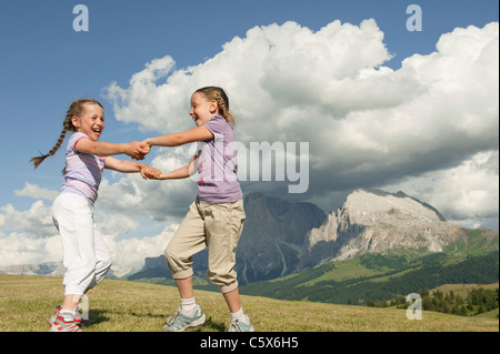 Allemagne, Berlin, Girls (6-7), (8-9) dancing in meadow Banque D'Images