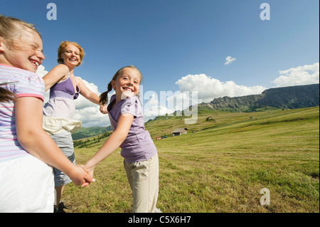 Allemagne, Berlin, la mère et les enfants (6-7), (8-9) Danse de prairie, Laughing, portrait Banque D'Images