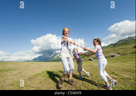 Allemagne, Berlin, la mère et les enfants (6-7), (8-9) Danse de prairie, Laughing, portrait Banque D'Images