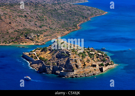 Vue panoramique de l'île de Spinalonga et son château, ancienne léproserie, dans la baie de Mirabello, préfecture de Lassithi, Crète, Grèce Banque D'Images