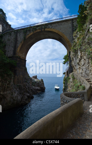 L'Italie, Côte Amalfitaine, tre pont de la route 163 vu depuis le fjord Furore Banque D'Images