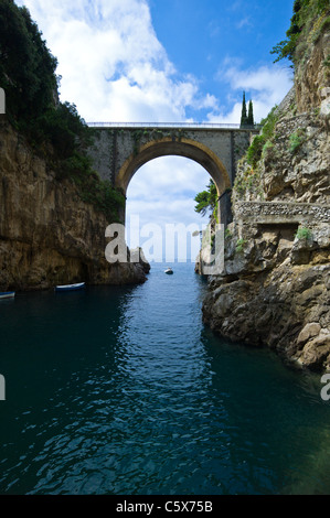 L'Italie, Côte Amalfitaine, tre pont de la route 163 vu depuis le fjord Furore Banque D'Images