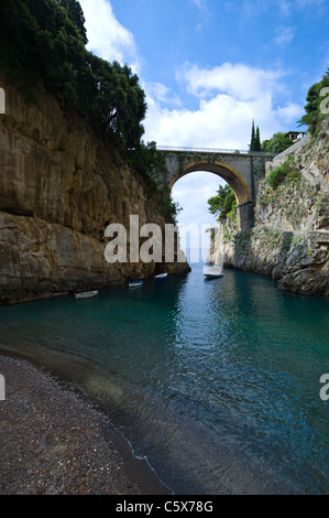 L'Italie, Côte Amalfitaine, tre pont de la route 163 vu depuis le fjord Furore Banque D'Images