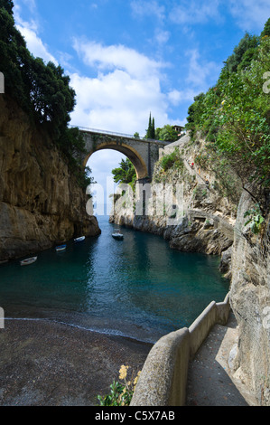 L'Italie, Côte Amalfitaine, tre pont de la route 163 vu depuis le fjord Furore Banque D'Images