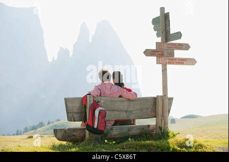 Germany, Berlin, young woman sitting on bench, vue arrière Banque D'Images