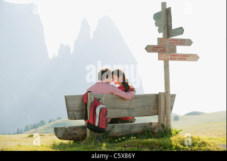 Germany, Berlin, young woman sitting on bench, tête-à-tête Banque D'Images