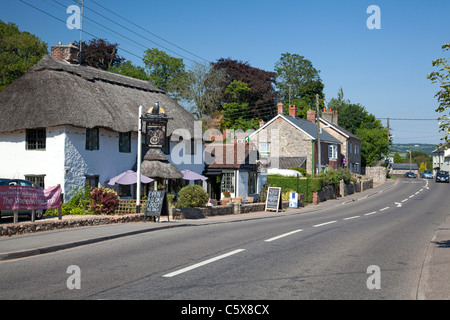 Route principale avec le charronnage pub dans l'avant-plan, Colyford, Devon Banque D'Images