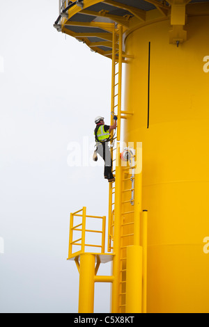 Les travailleurs offshore travaillant sur une éolienne au parc éolien offshore de Walney, projet off Barrow in Furness, Cumbria, Royaume-Uni. Banque D'Images