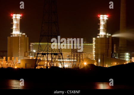 Newport Uskmouth Power Station lit up at night Banque D'Images