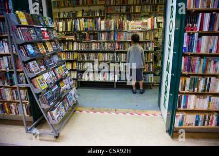 Parcourant les rayons d'une librairie du marché à Newport, Pays de Galles Banque D'Images