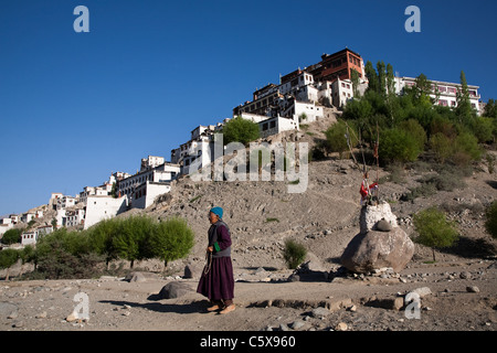 Femme ladakhis Thiksey Gompa monastère / Passage au Ladakh région du Jammu-et-Cachemire. L'Inde Banque D'Images