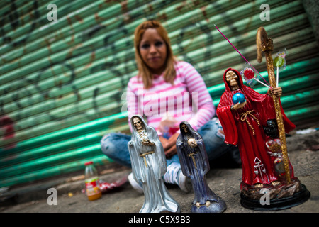 Un dévot mexicaine de santa muerte figurines montre (mort) dans son autel à l'extérieur du lieu de culte à tepito, Mexico, Mexique. Banque D'Images