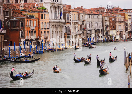 L'Italie, Venise, le Grand Canal avec gondola Banque D'Images