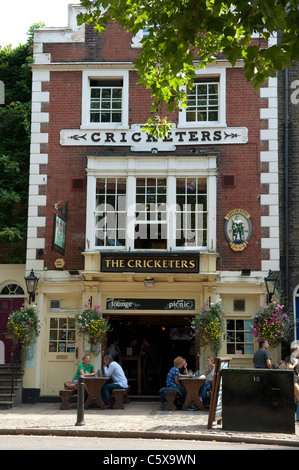 Les personnes qui boivent au cricket, un pub anglais sur Richmond, Surrey, vert Banque D'Images