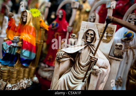 Univers miniatures de santa muerte (sainte mort) vendu dans un marché de la sorcellerie dans le centre de Mexico, Mexique. Banque D'Images