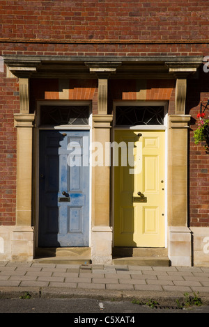 Portes avant, un voisin est impeccablement peint les autres moins Banque D'Images