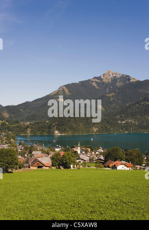 L'Autriche, le lac Wolfgangsee, Sankt Gilgen, fond en montagne Schafberg Banque D'Images