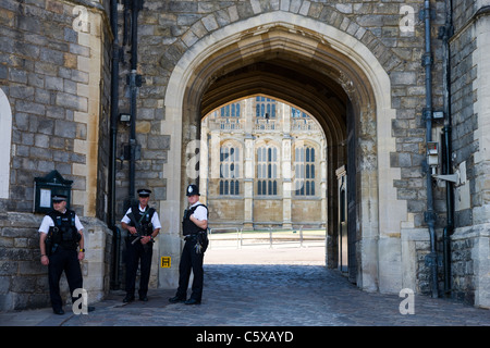 La police armée gardant l'entrée du château de Windsor arch Banque D'Images