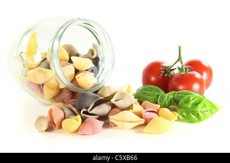 Dans un verre de pâtes aux tomates et basilic sur fond blanc Banque D'Images