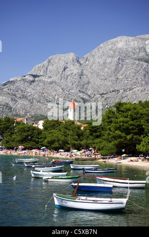 La Croatie, Makarska Riviera, Promajna, la plage et les montagnes Banque D'Images