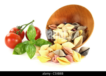 Tomate et basilic pâtes colorées sur un fond blanc Banque D'Images